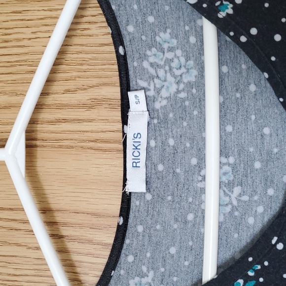 Ladies top - Picture 5 of 6